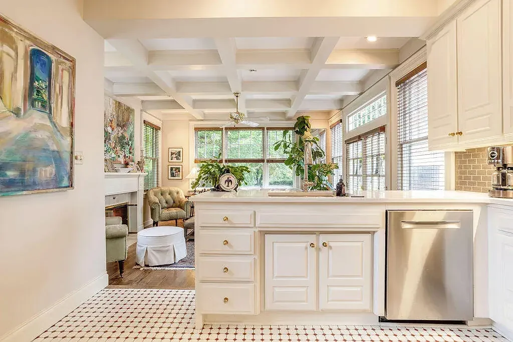 1921 Colonial Revival house Springfield Missouri - 31 - kitchen.webp