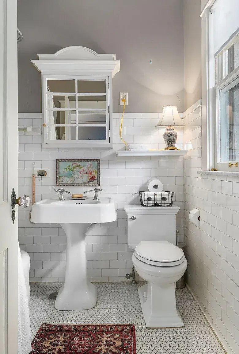 1921 Colonial Revival house Springfield Missouri - 48 - bathroom.webp