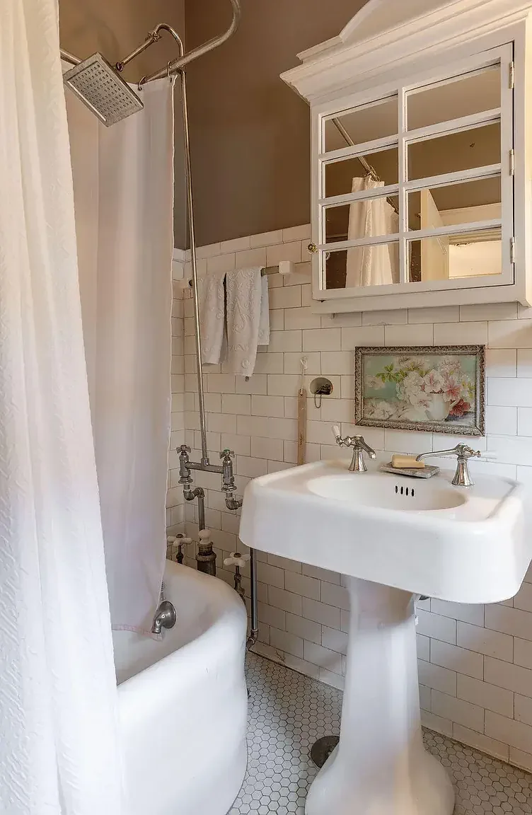 1921 Colonial Revival house Springfield Missouri - 49 - bathroom.webp
