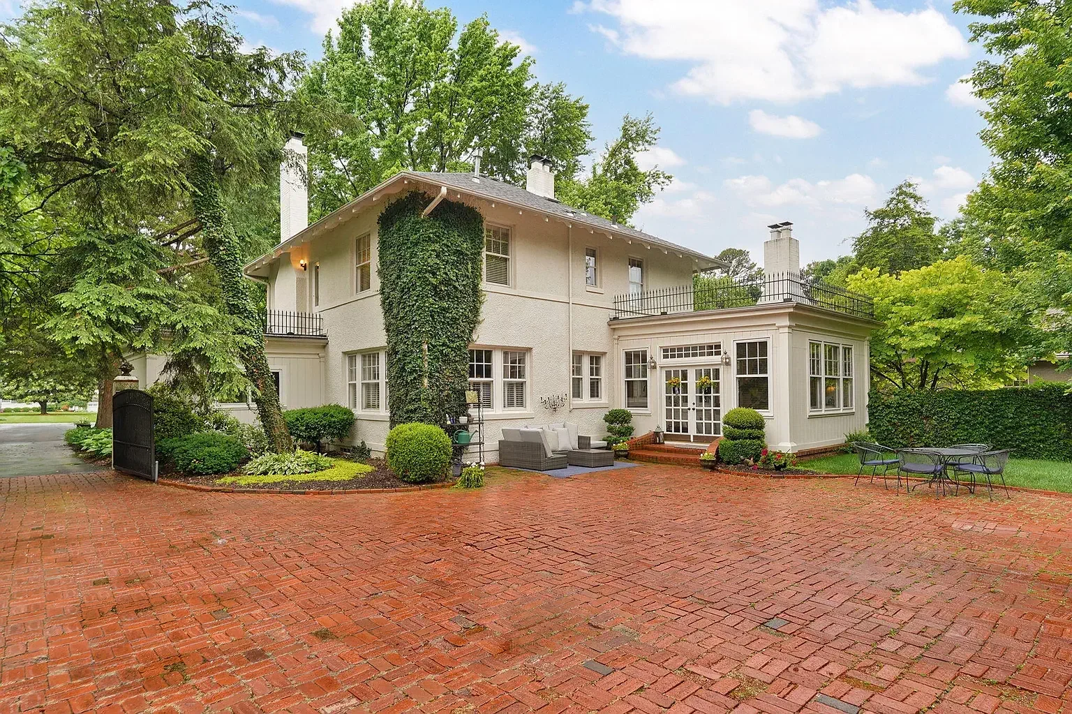 1921 Colonial Revival house Springfield Missouri - 61 - backyard.webp