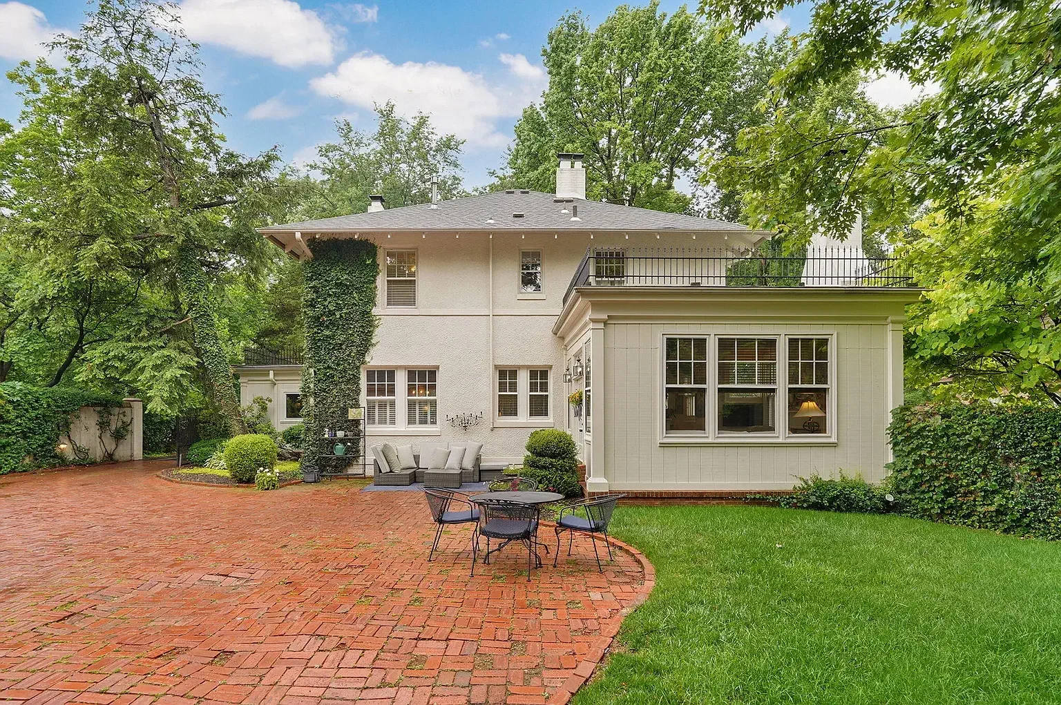 1921 Colonial Revival house Springfield Missouri - 62 - backyard.webp