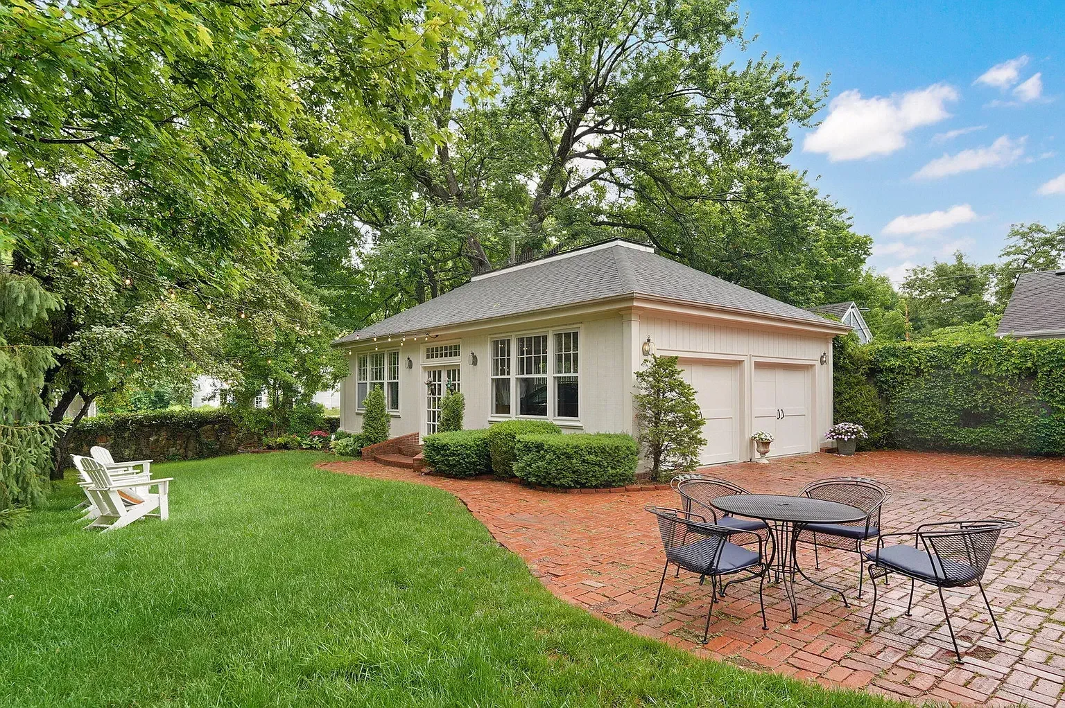 1921 Colonial Revival house Springfield Missouri - 66 - garden.webp