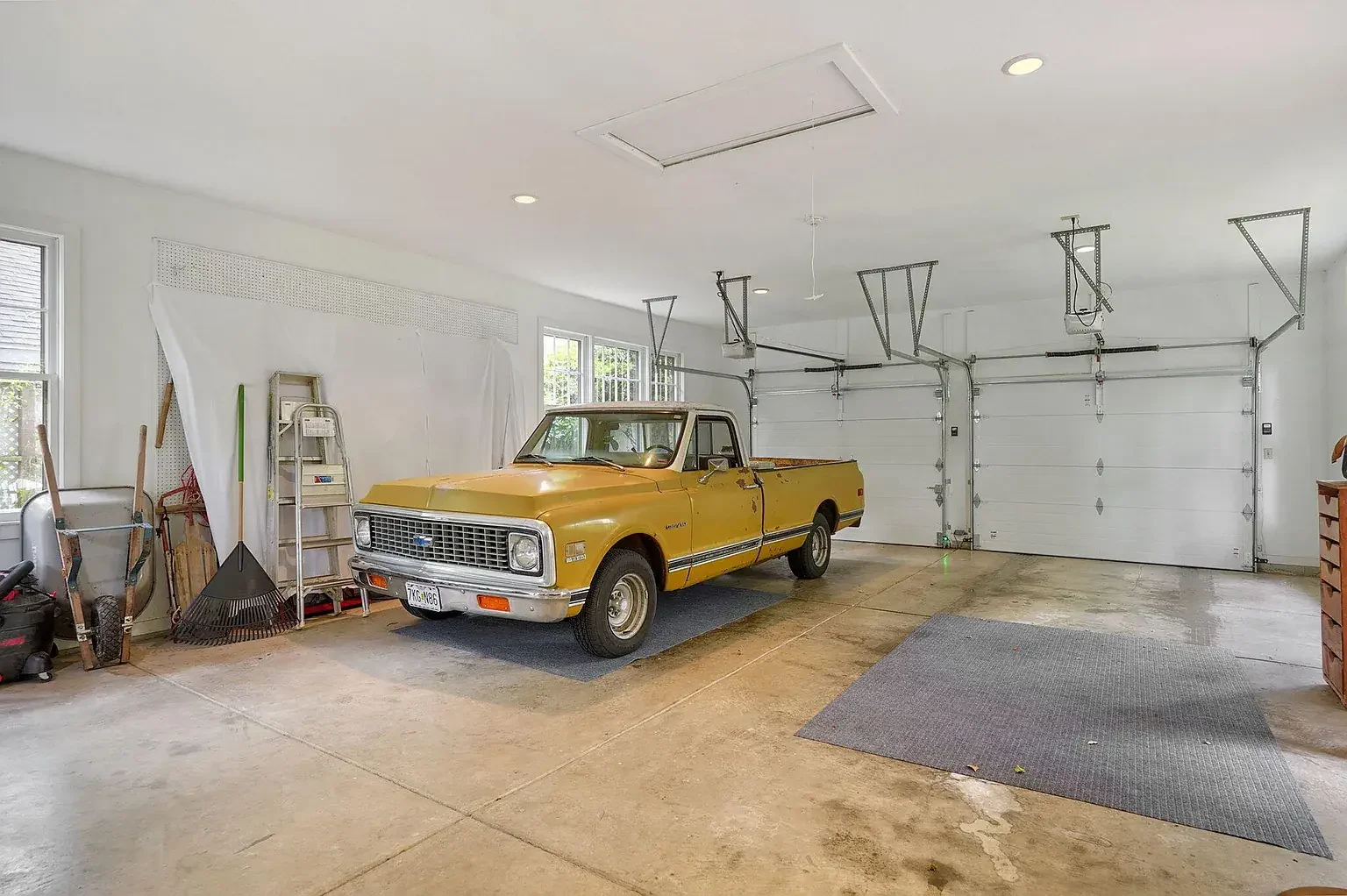 1921 Colonial Revival house Springfield Missouri - 68 - garage.webp
