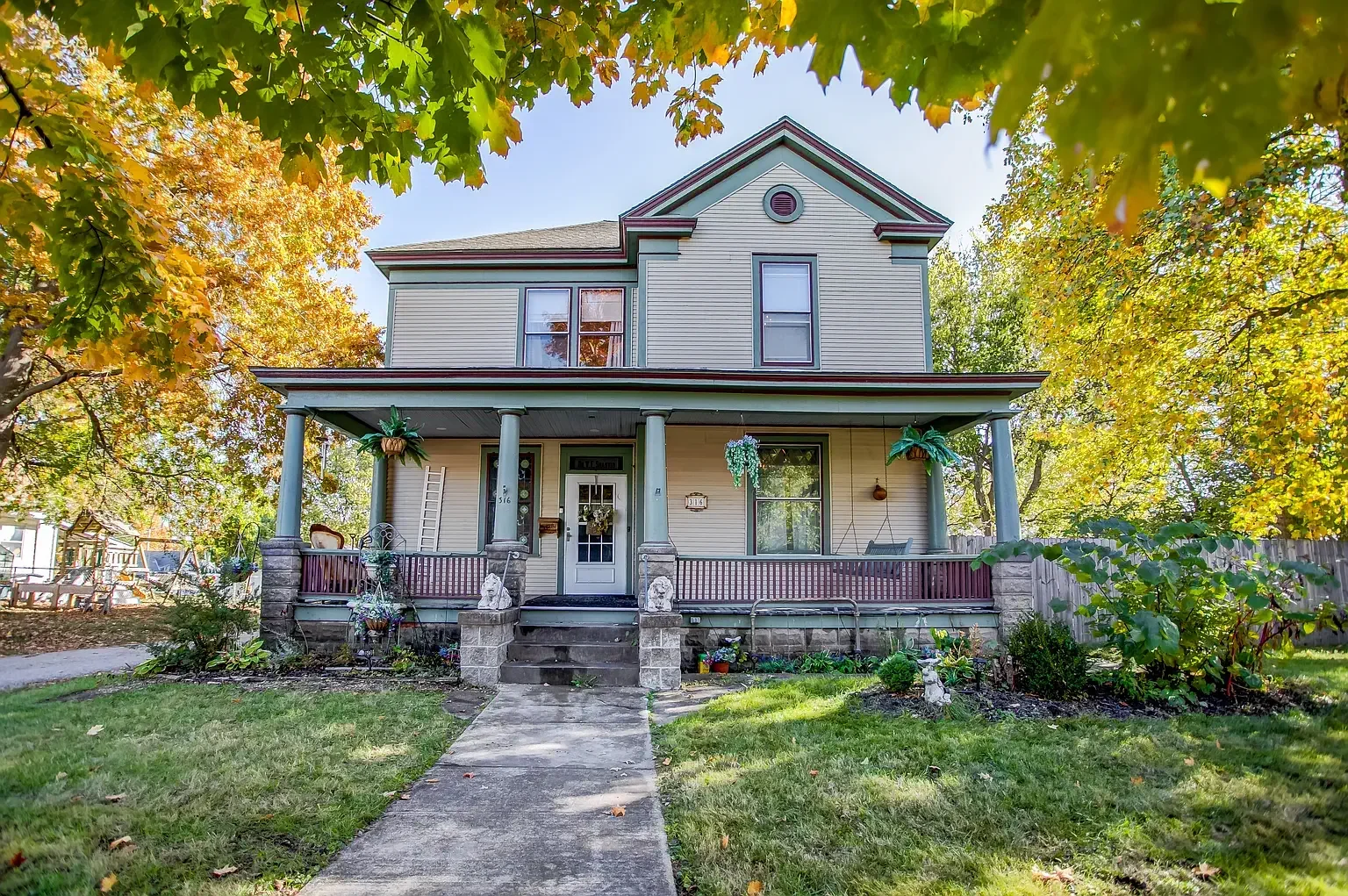 1890 Victorian house Pittsfield Illinois - 1 - front view.webp
