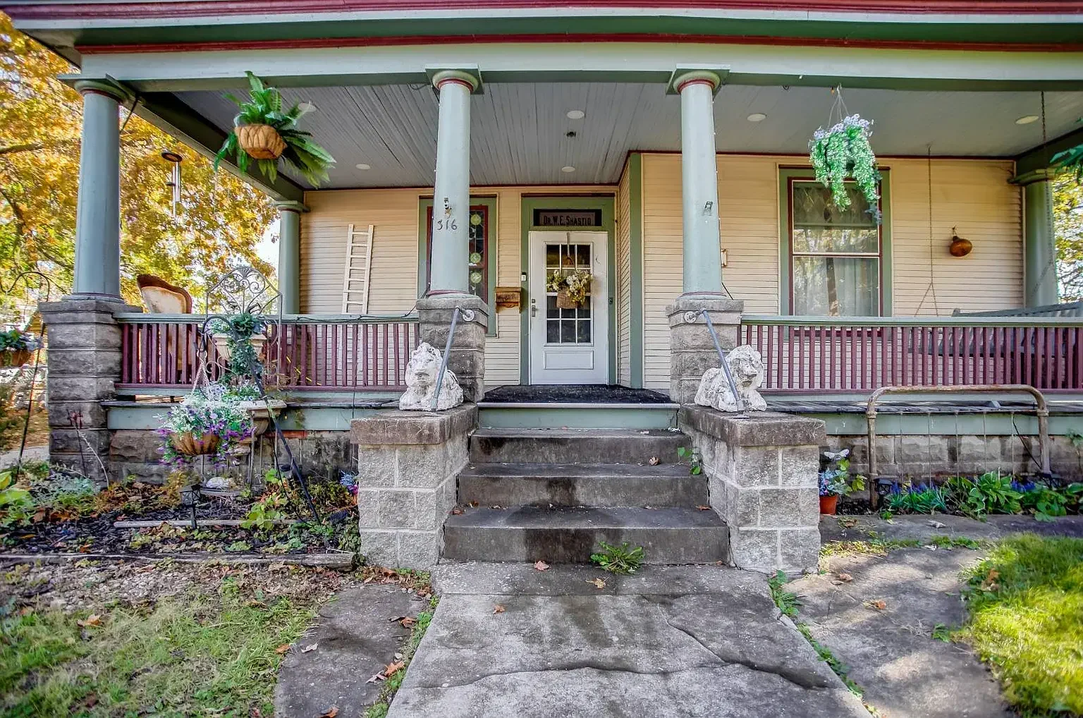 1890 Victorian house Pittsfield Illinois - 6 - front view.webp