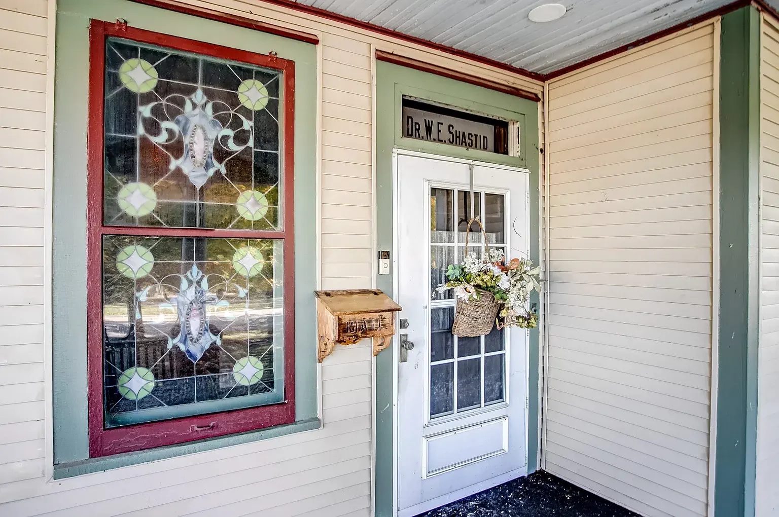 1890 Victorian house Pittsfield Illinois - 9 - front door.webp
