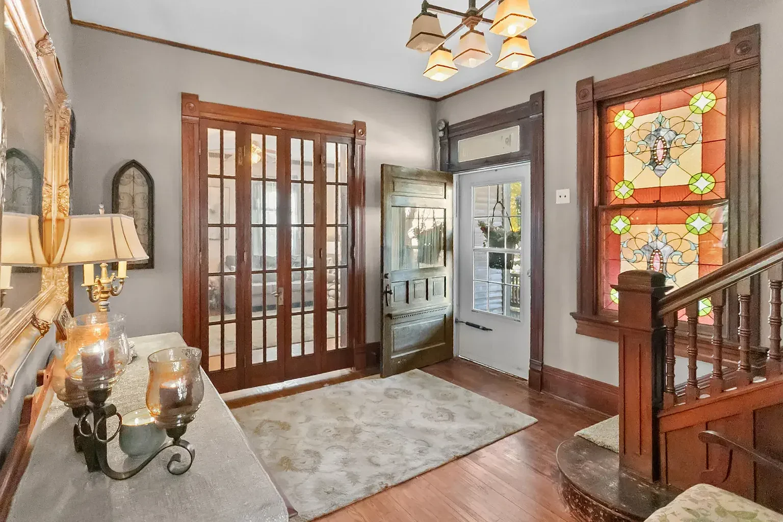 1890 Victorian house Pittsfield Illinois - 12 - foyer.webp