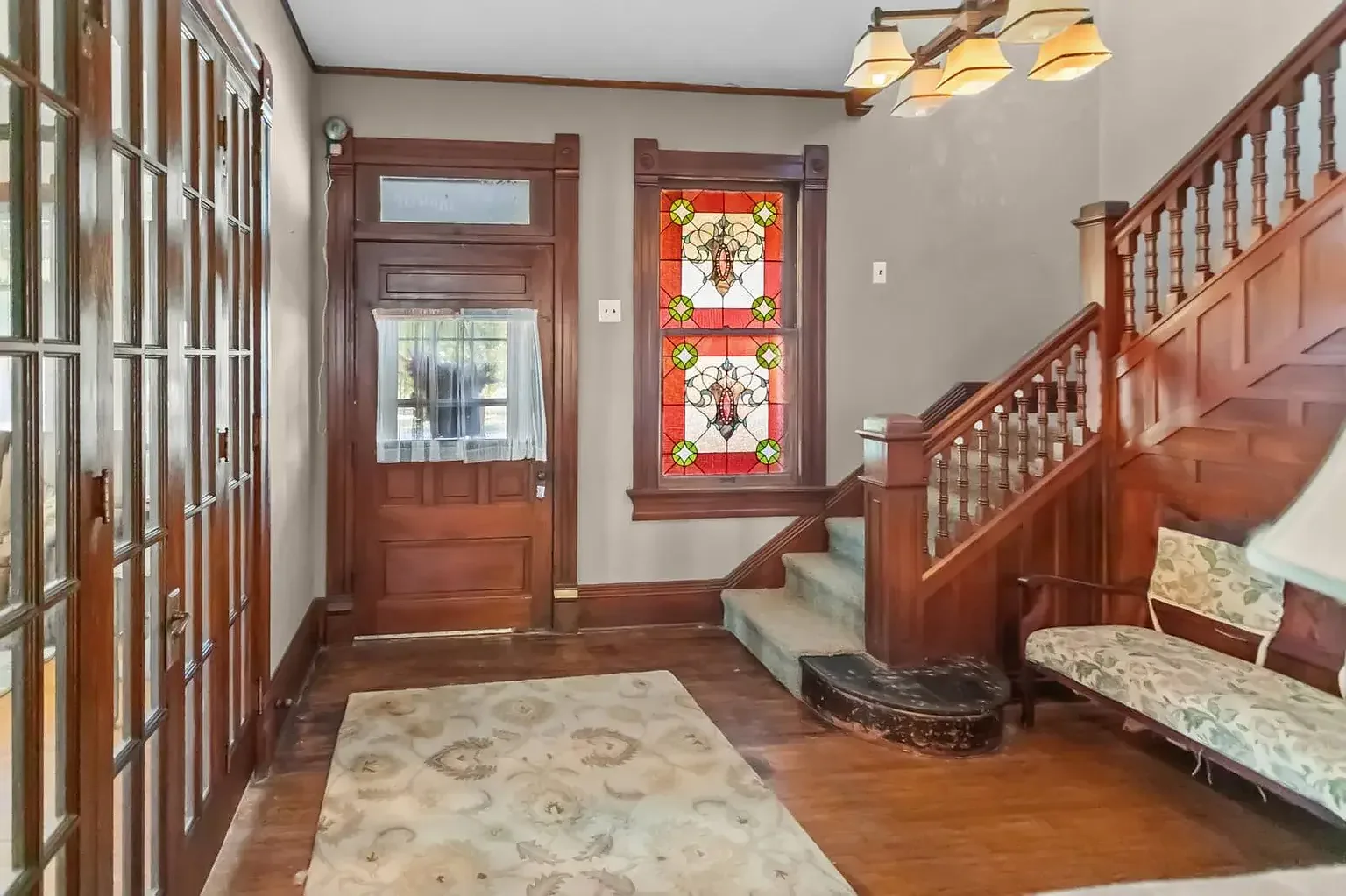 1890 Victorian house Pittsfield Illinois - 14 - foyer.webp