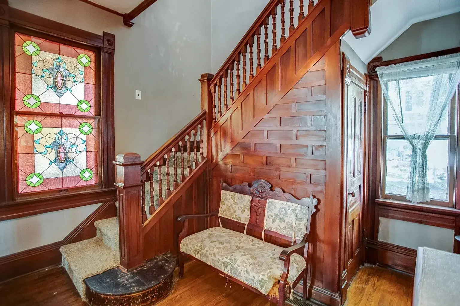 1890 Victorian house Pittsfield Illinois - 15 - staircase.webp