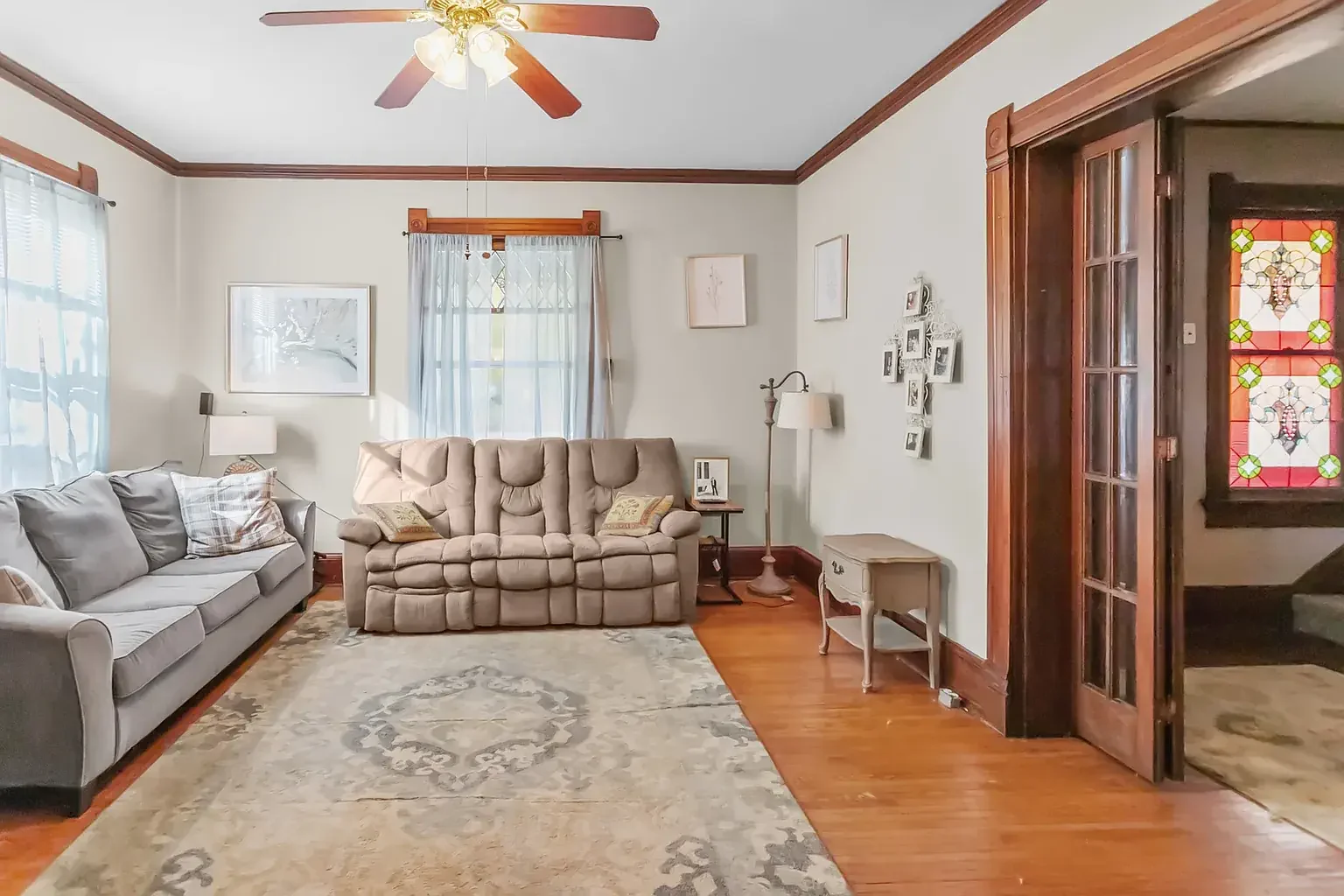 1890 Victorian house Pittsfield Illinois - 16 - living room.webp