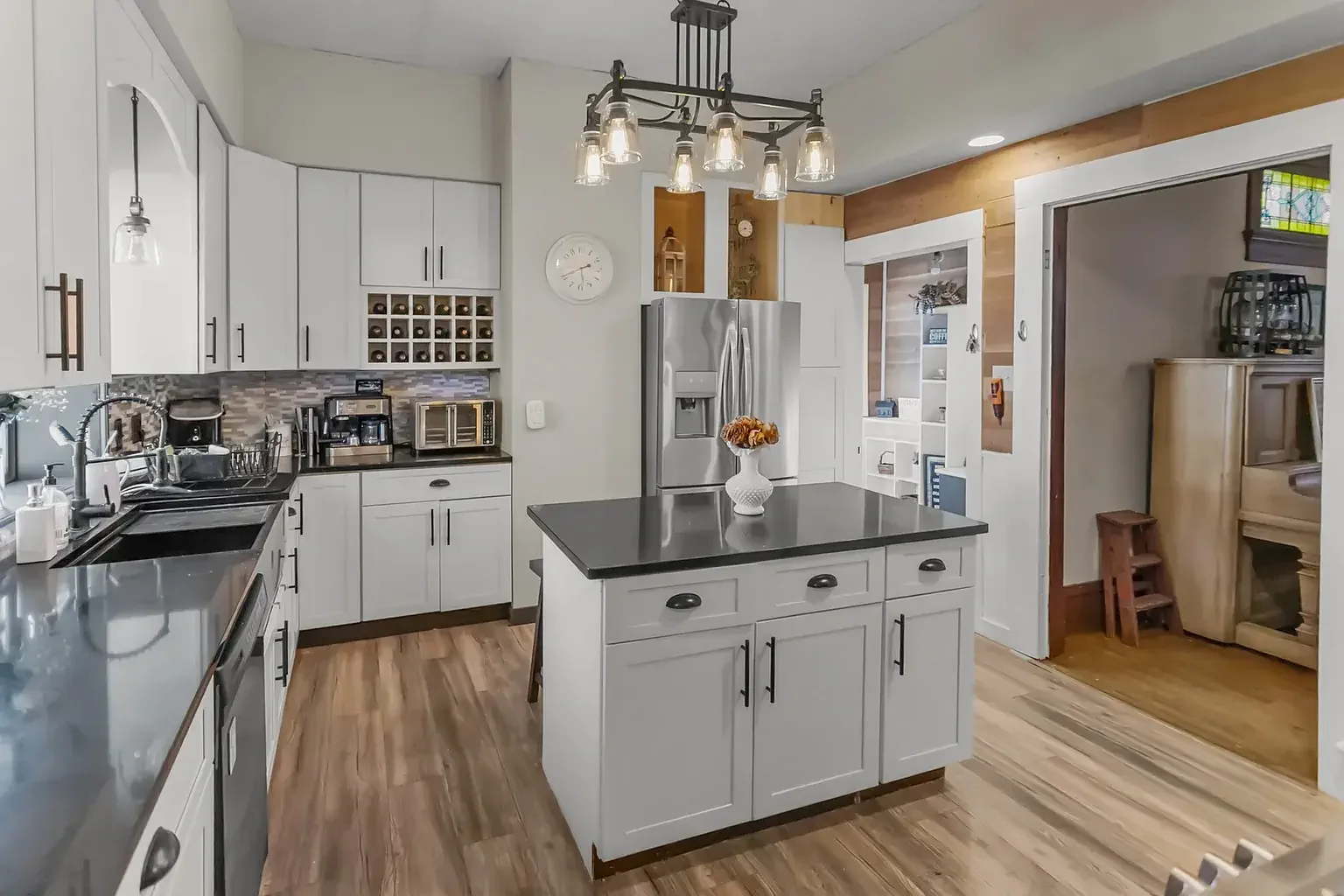 1890 Victorian house Pittsfield Illinois - 32 - kitchen.webp