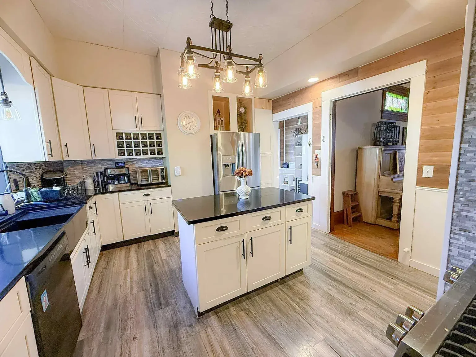 1890 Victorian house Pittsfield Illinois - 36 - kitchen.webp