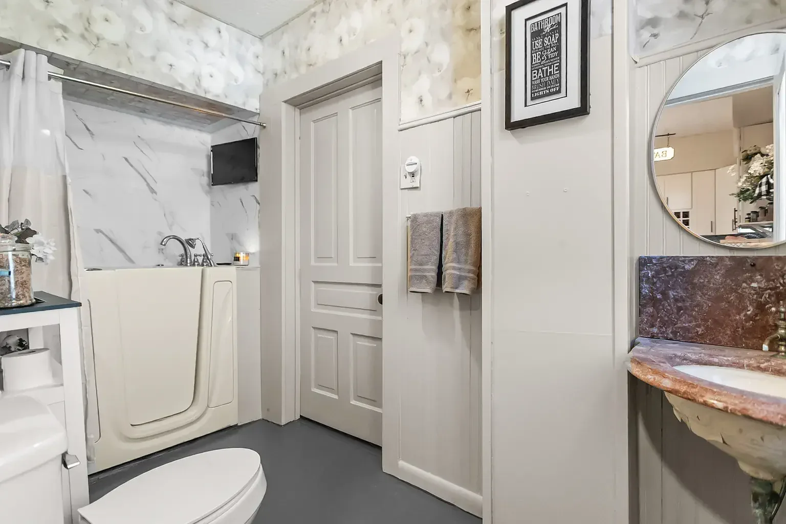 1890 Victorian house Pittsfield Illinois - 42 - bathroom.webp
