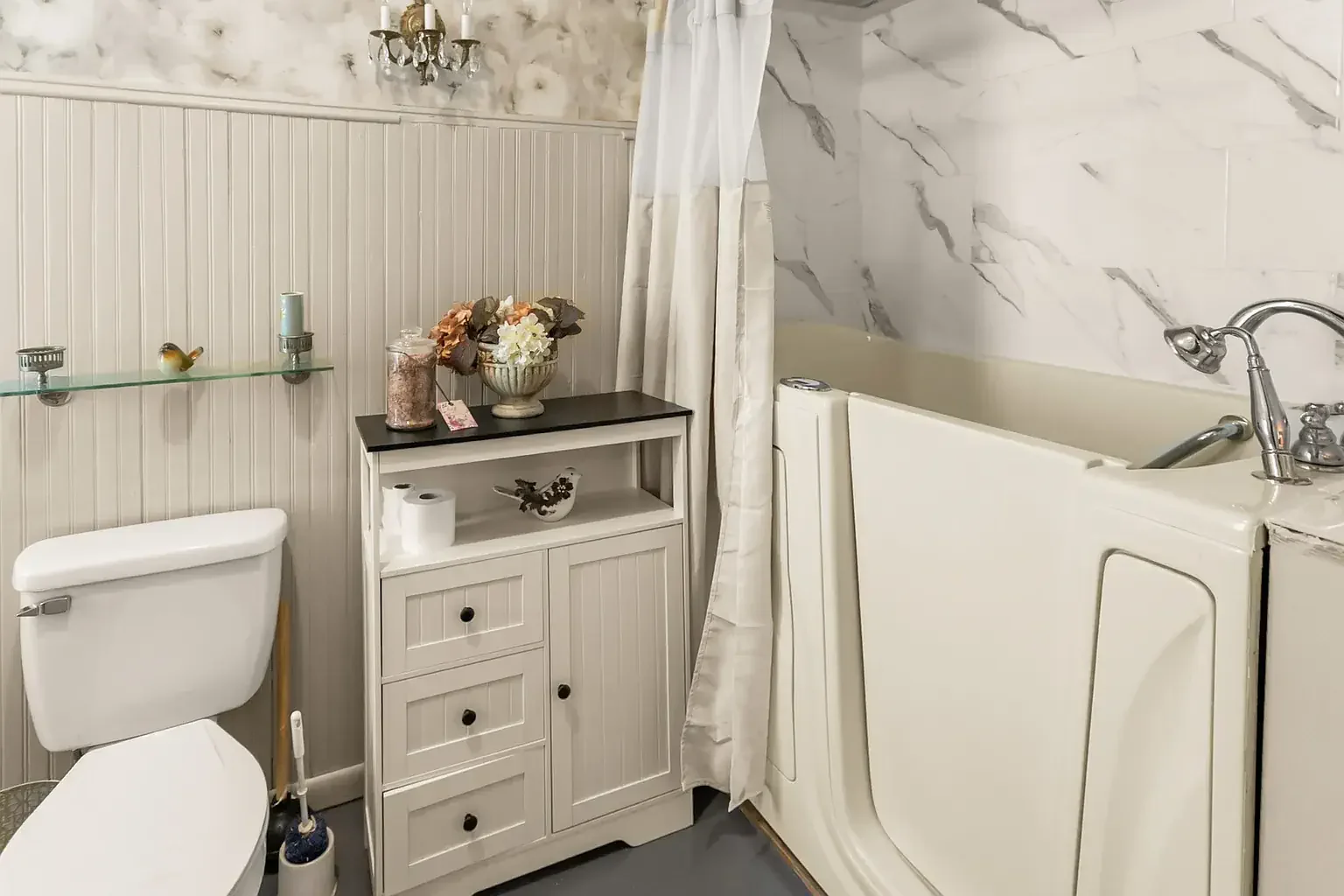 1890 Victorian house Pittsfield Illinois - 43 - bathroom.webp