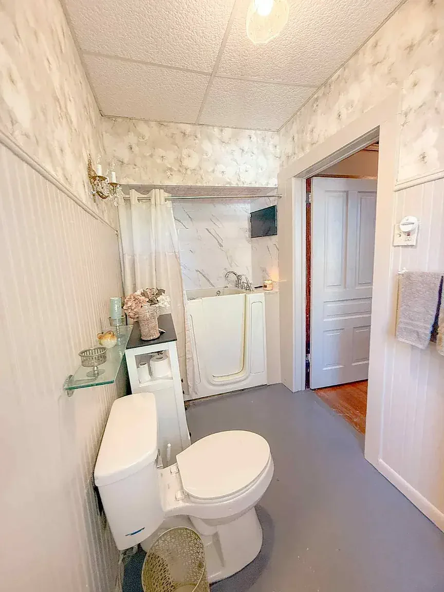 1890 Victorian house Pittsfield Illinois - 44 - bathroom.webp