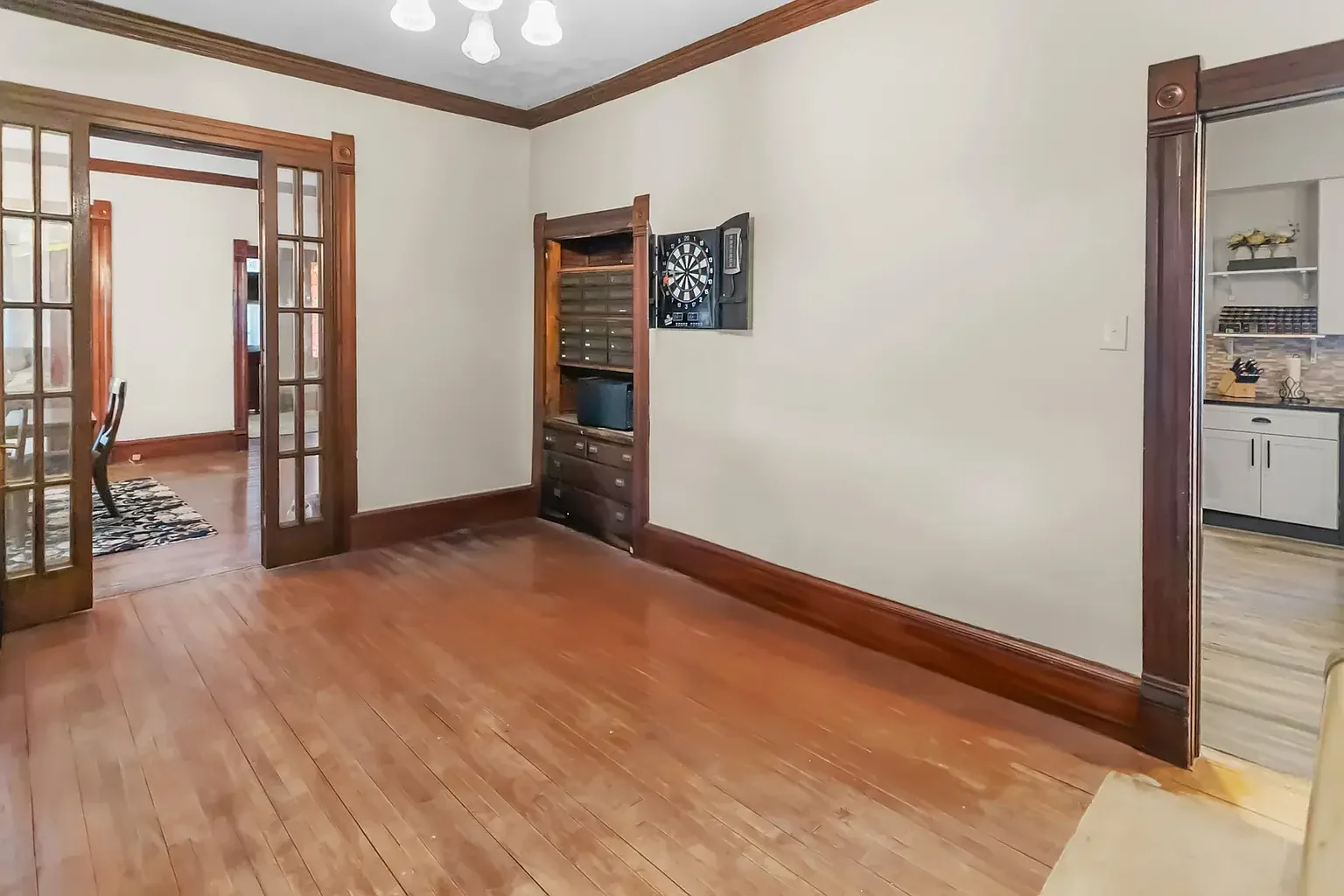 1890 Victorian house Pittsfield Illinois - 47 - bar.webp