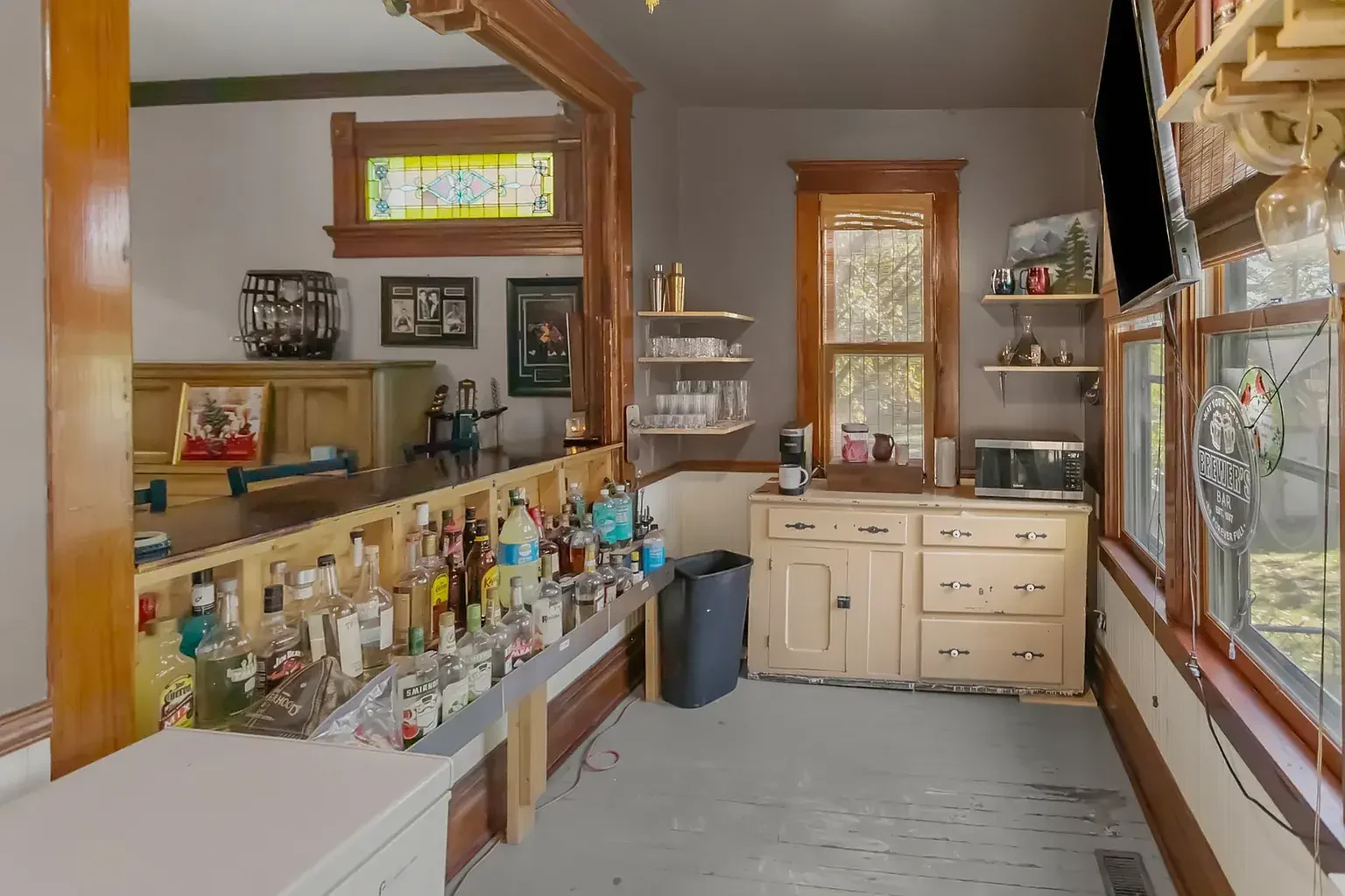 1890 Victorian house Pittsfield Illinois - 48 - bar.webp