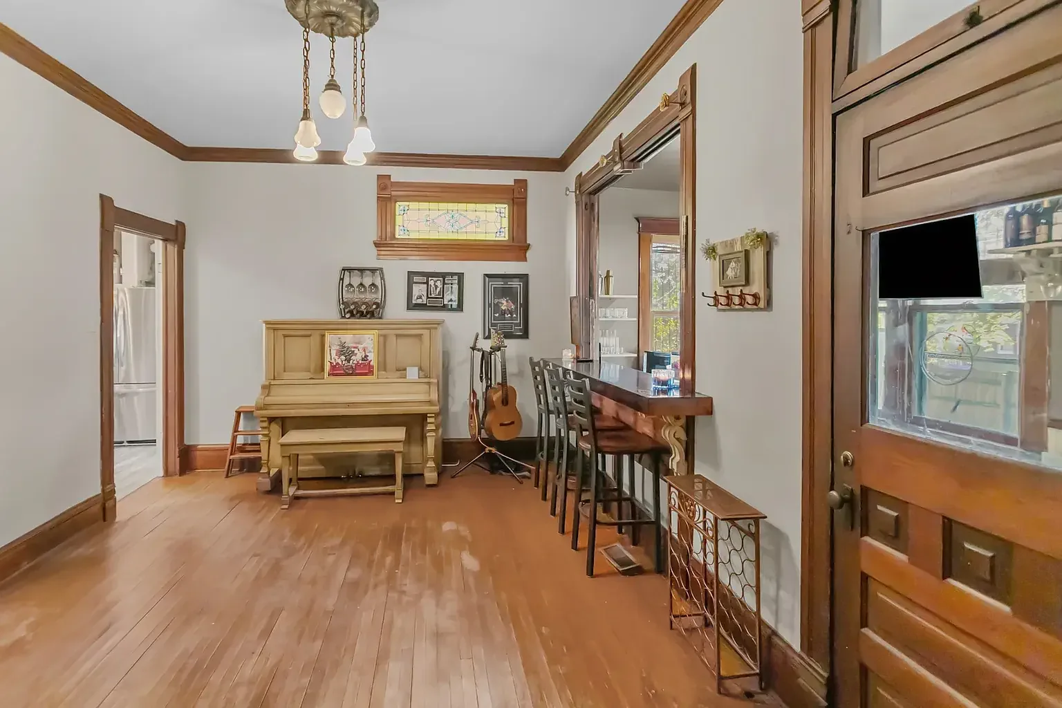 1890 Victorian house Pittsfield Illinois - 50 - bar.webp