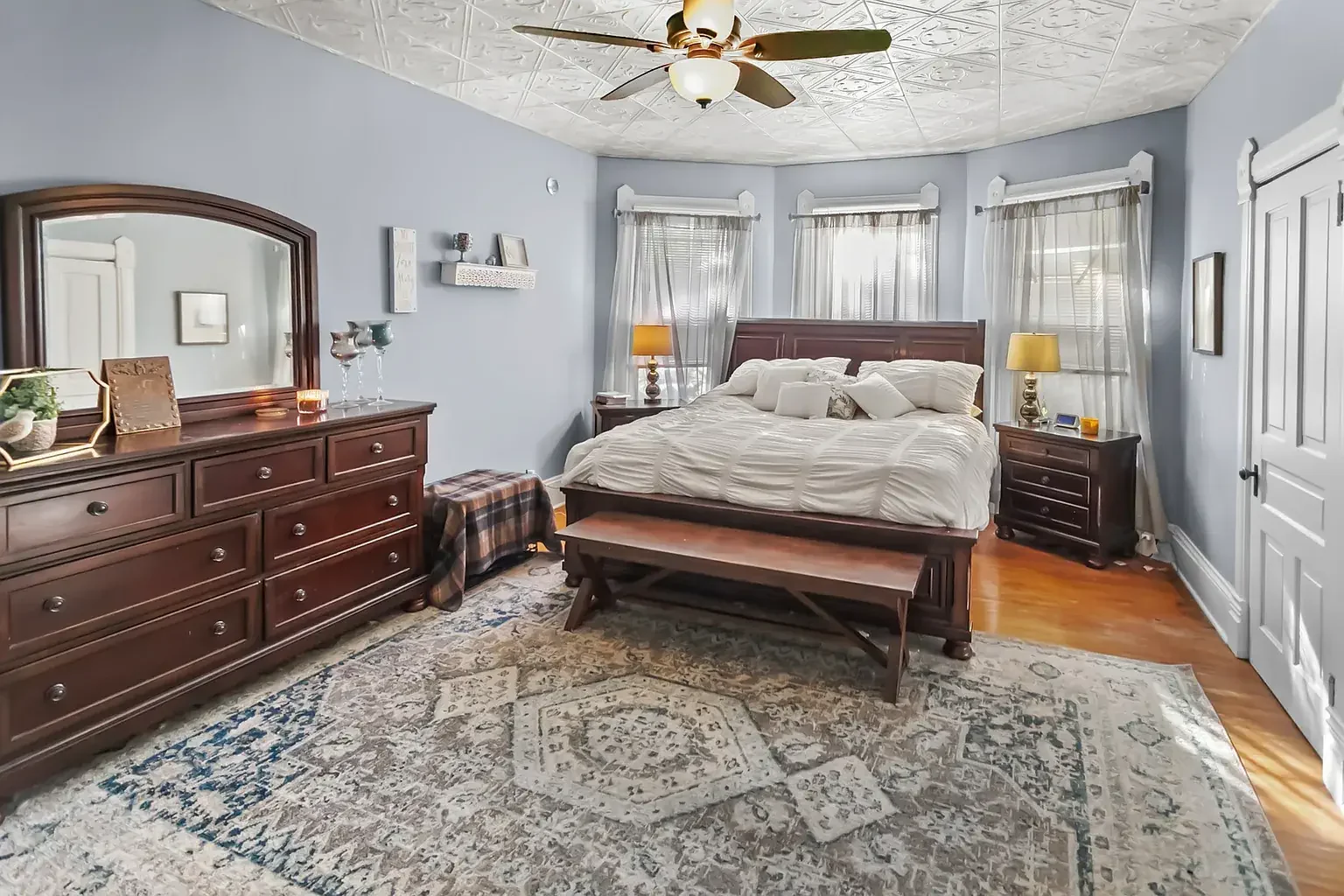 1890 Victorian house Pittsfield Illinois - 55 - bedroom.webp