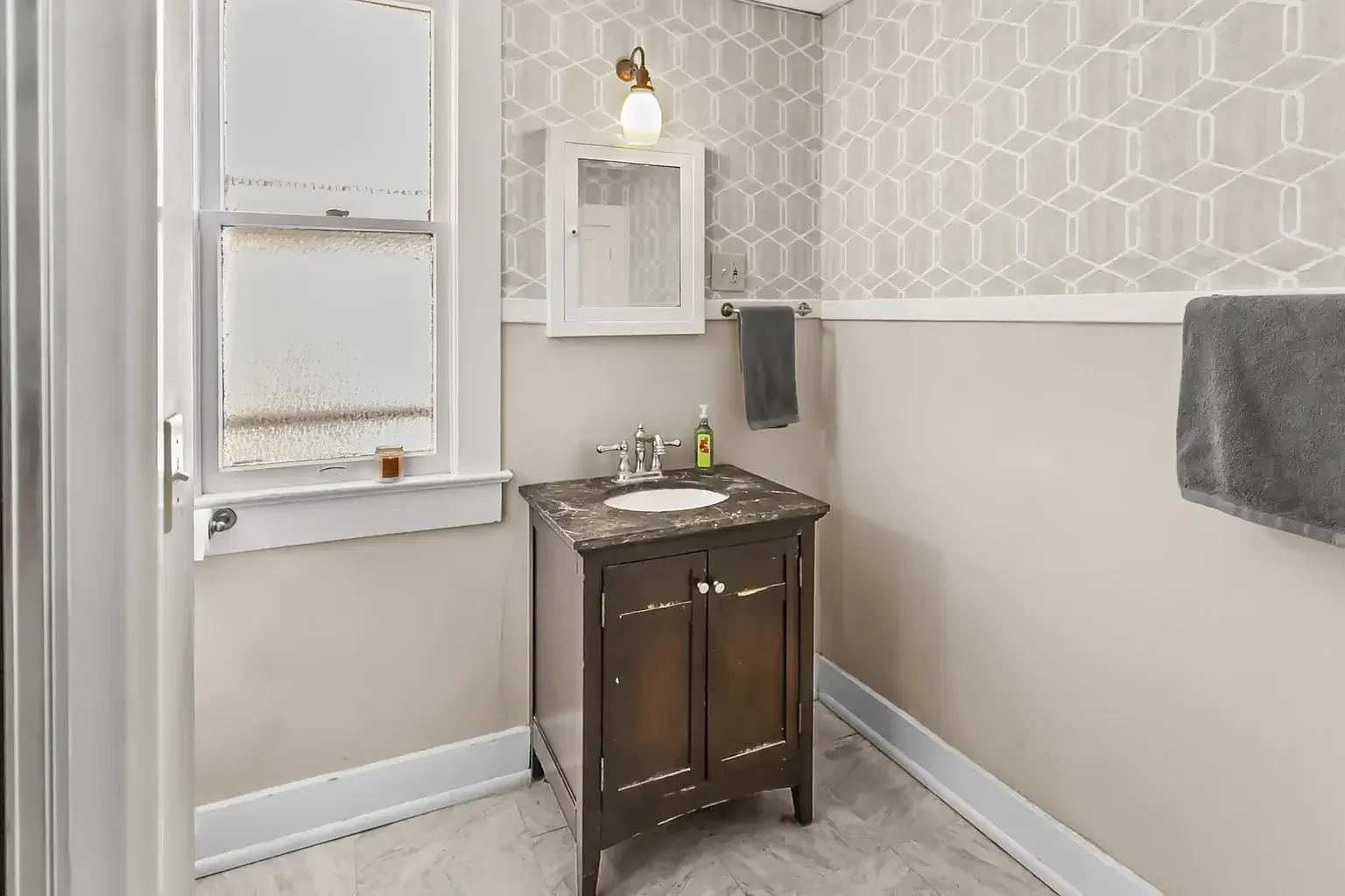 1890 Victorian house Pittsfield Illinois - 62 - bathroom.webp