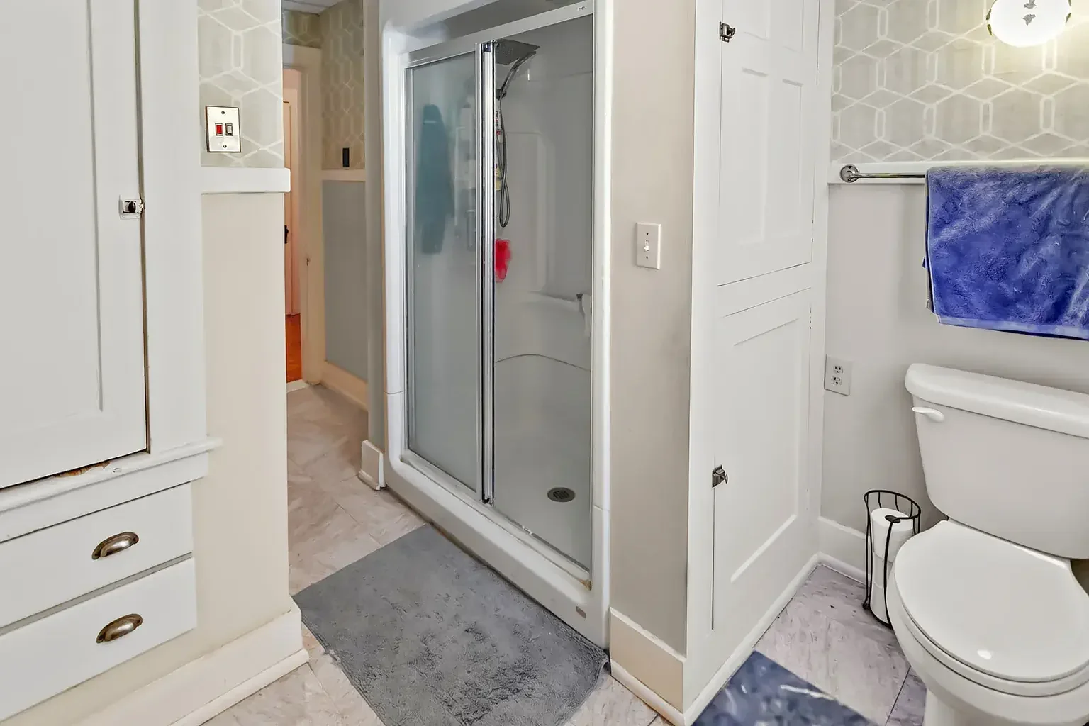 1890 Victorian house Pittsfield Illinois - 63 - bathroom.webp