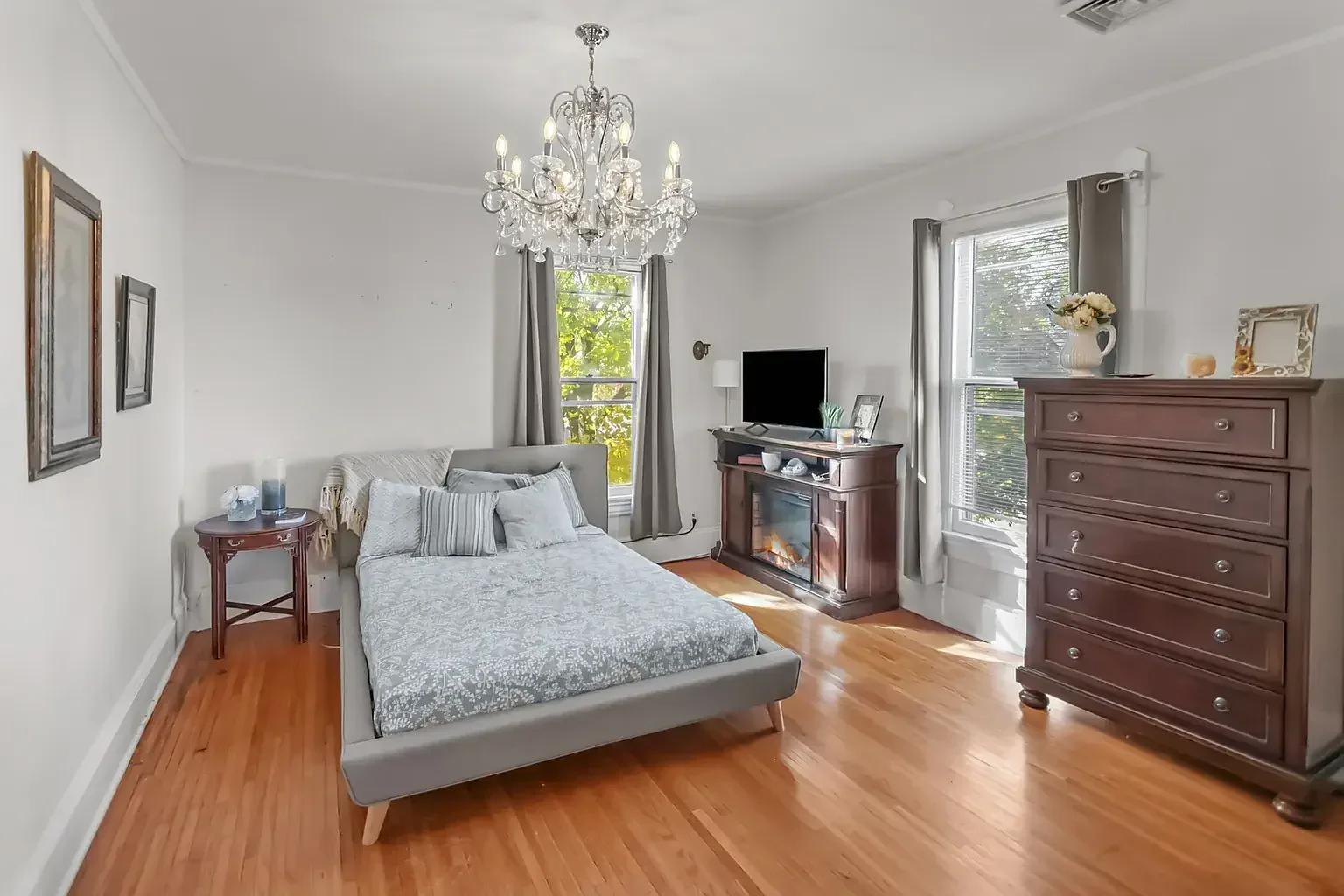 1890 Victorian house Pittsfield Illinois - 65 - bedroom.webp