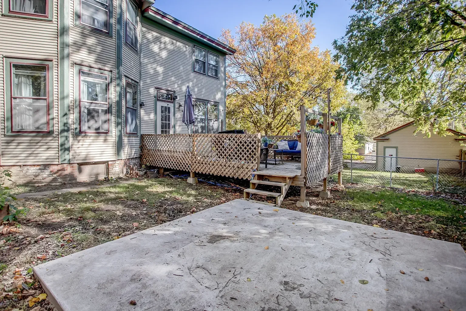 1890 Victorian house Pittsfield Illinois - 75 - backyard.webp