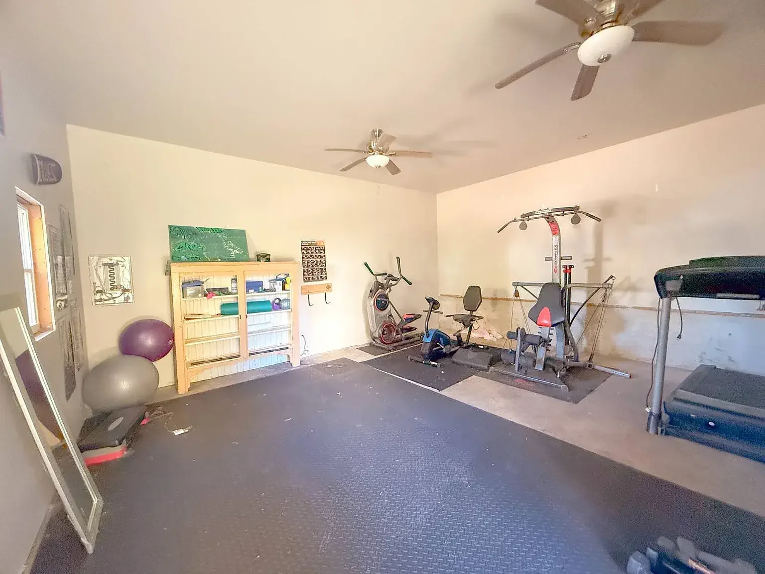 1890 Victorian house Pittsfield Illinois - 79 - gym.webp