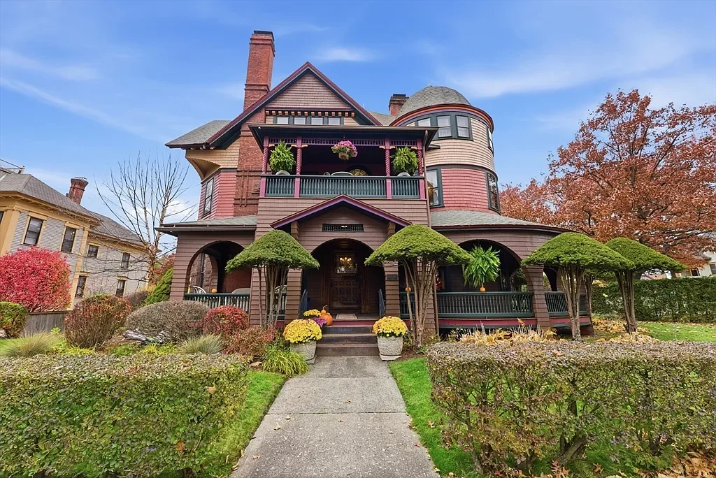 The William McKnight House, 1890 Shingle style in Springfield, Massachusetts - $600k
