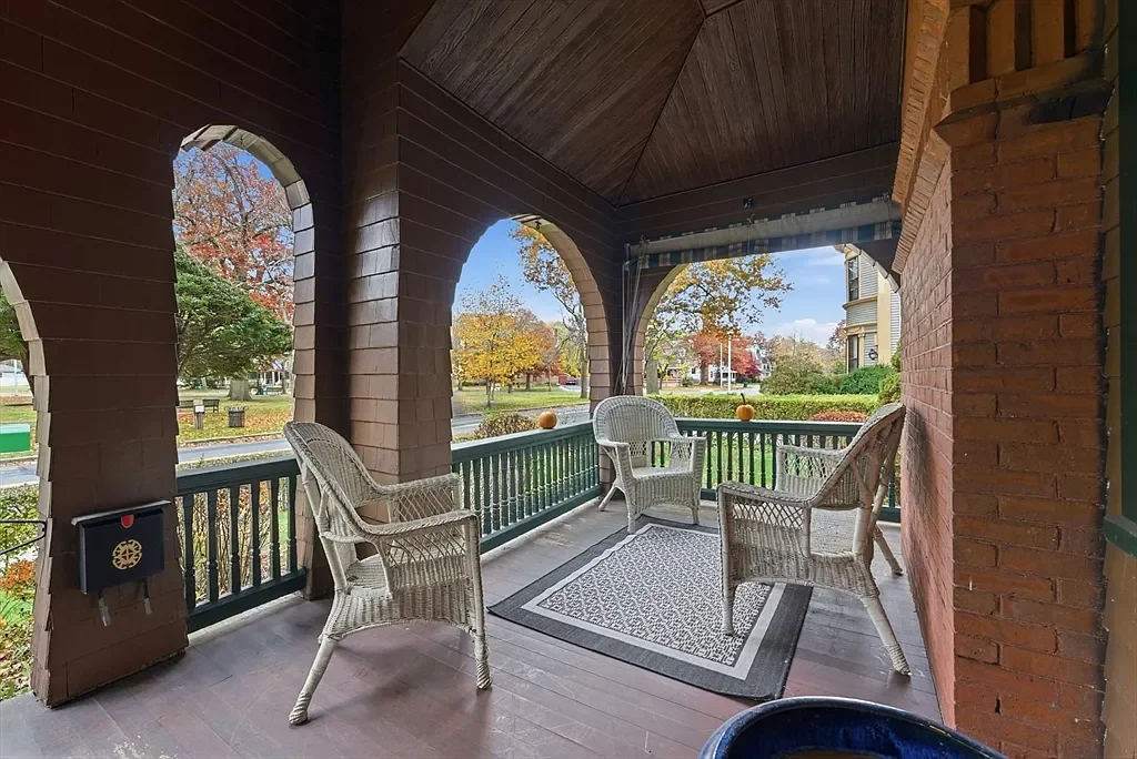 The William McKnight House 1890 Shingle style Springfield Massachusetts - 3 - front porch.webp
