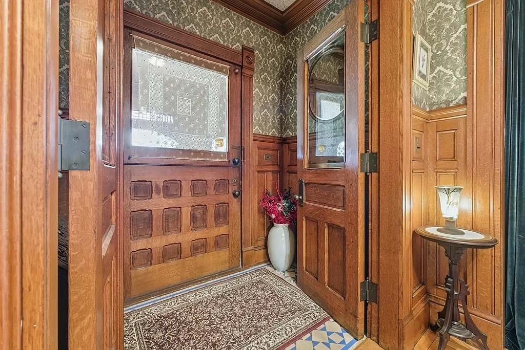 The William McKnight House 1890 Shingle style Springfield Massachusetts - 4 - entrance room.webp