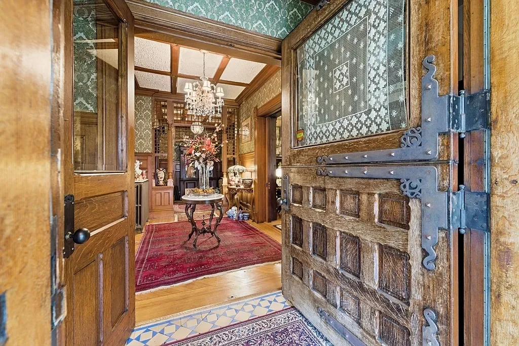 The William McKnight House 1890 Shingle style Springfield Massachusetts - 5 - foyer.webp