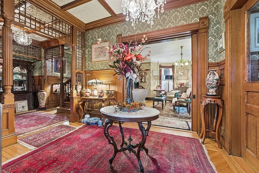 The William McKnight House 1890 Shingle style Springfield Massachusetts - 6 - foyer.webp