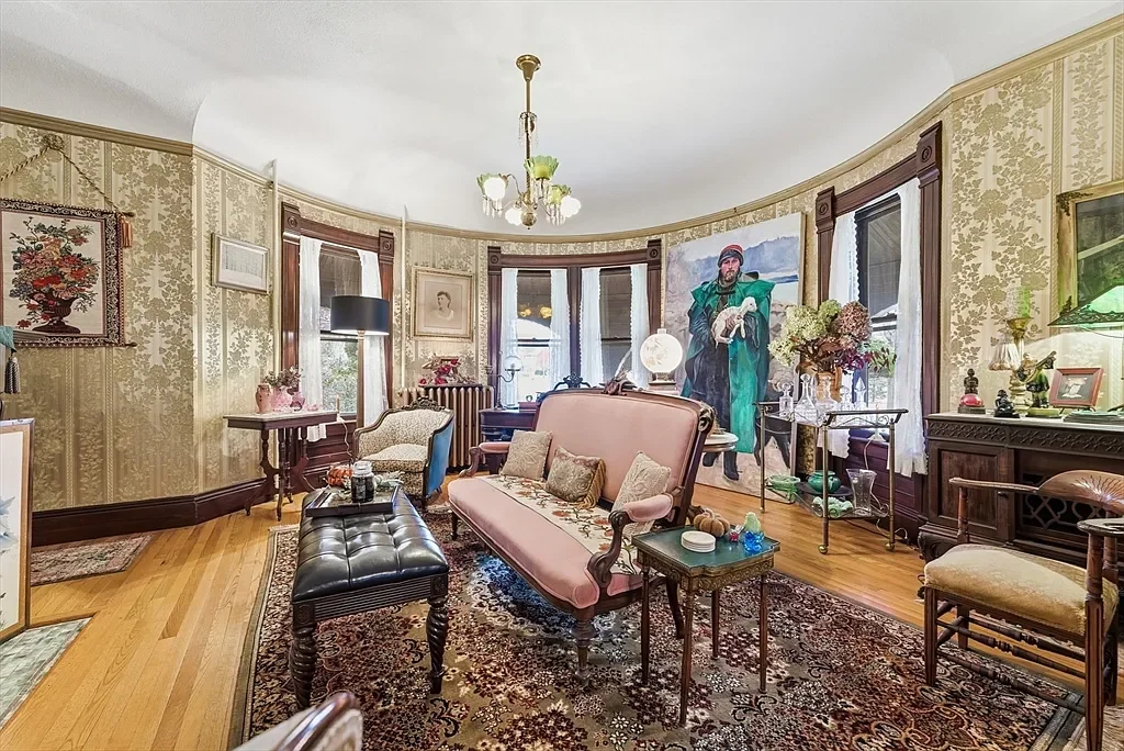 The William McKnight House 1890 Shingle style Springfield Massachusetts - 9 - family room.webp