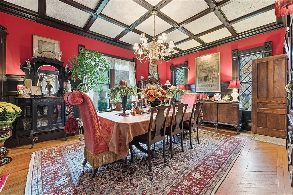 The William McKnight House 1890 Shingle style Springfield Massachusetts - 10 - dining room.webp