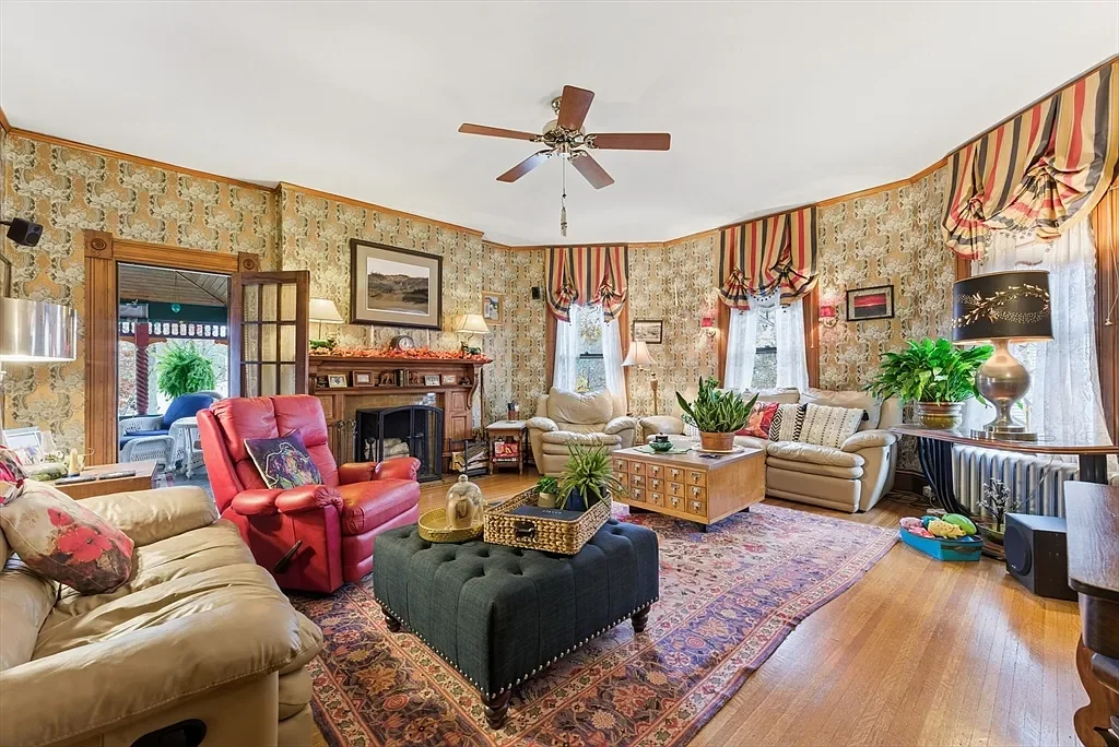 The William McKnight House 1890 Shingle style Springfield Massachusetts - 22 - relax room.webp