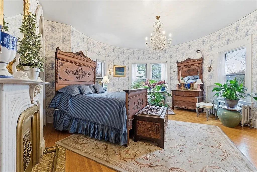 The William McKnight House 1890 Shingle style Springfield Massachusetts - 28 - bedroom.webp