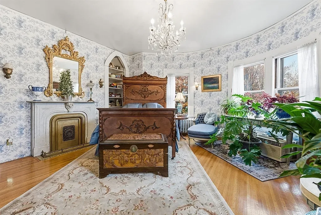 The William McKnight House 1890 Shingle style Springfield Massachusetts - 29 - bedroom.webp