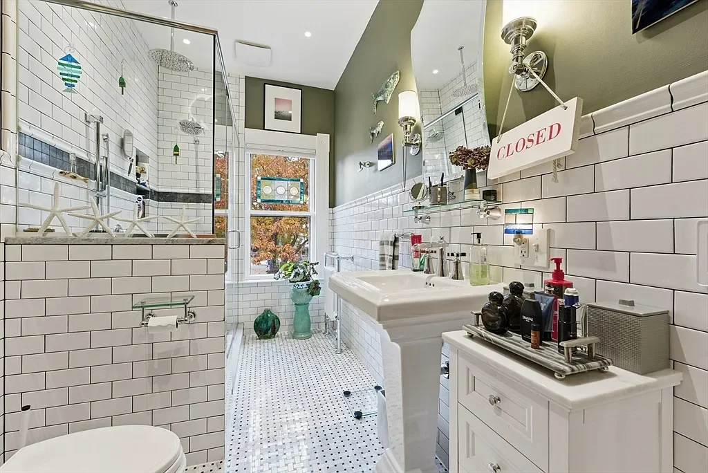 The William McKnight House 1890 Shingle style Springfield Massachusetts - 33 - bathroom.webp