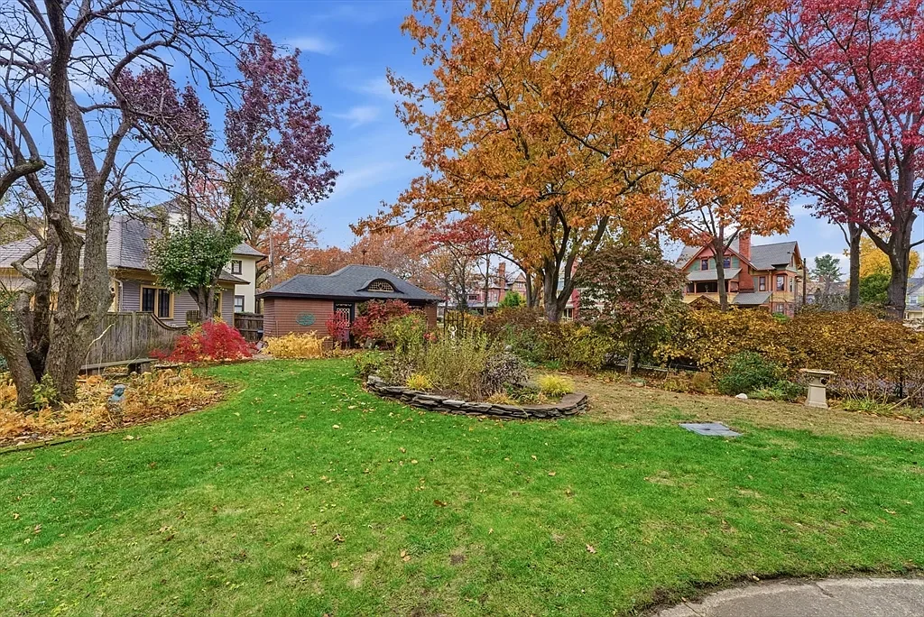 The William McKnight House 1890 Shingle style Springfield Massachusetts - 37 - garden.webp
