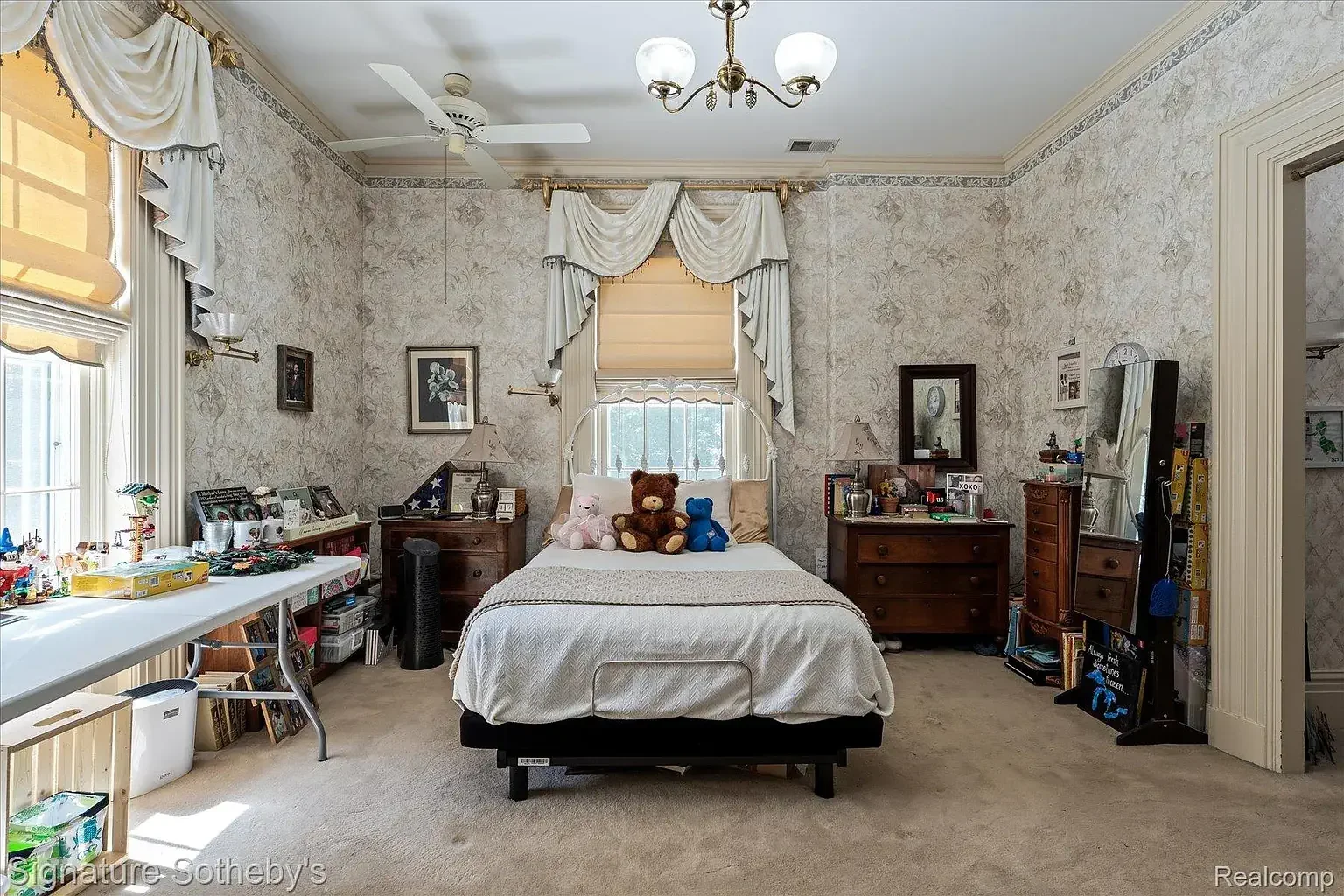 Oakhill Estate The Chauncey M. Brewer House 1858 Italianate Marshall Michigan - 45 - bedroom.webp