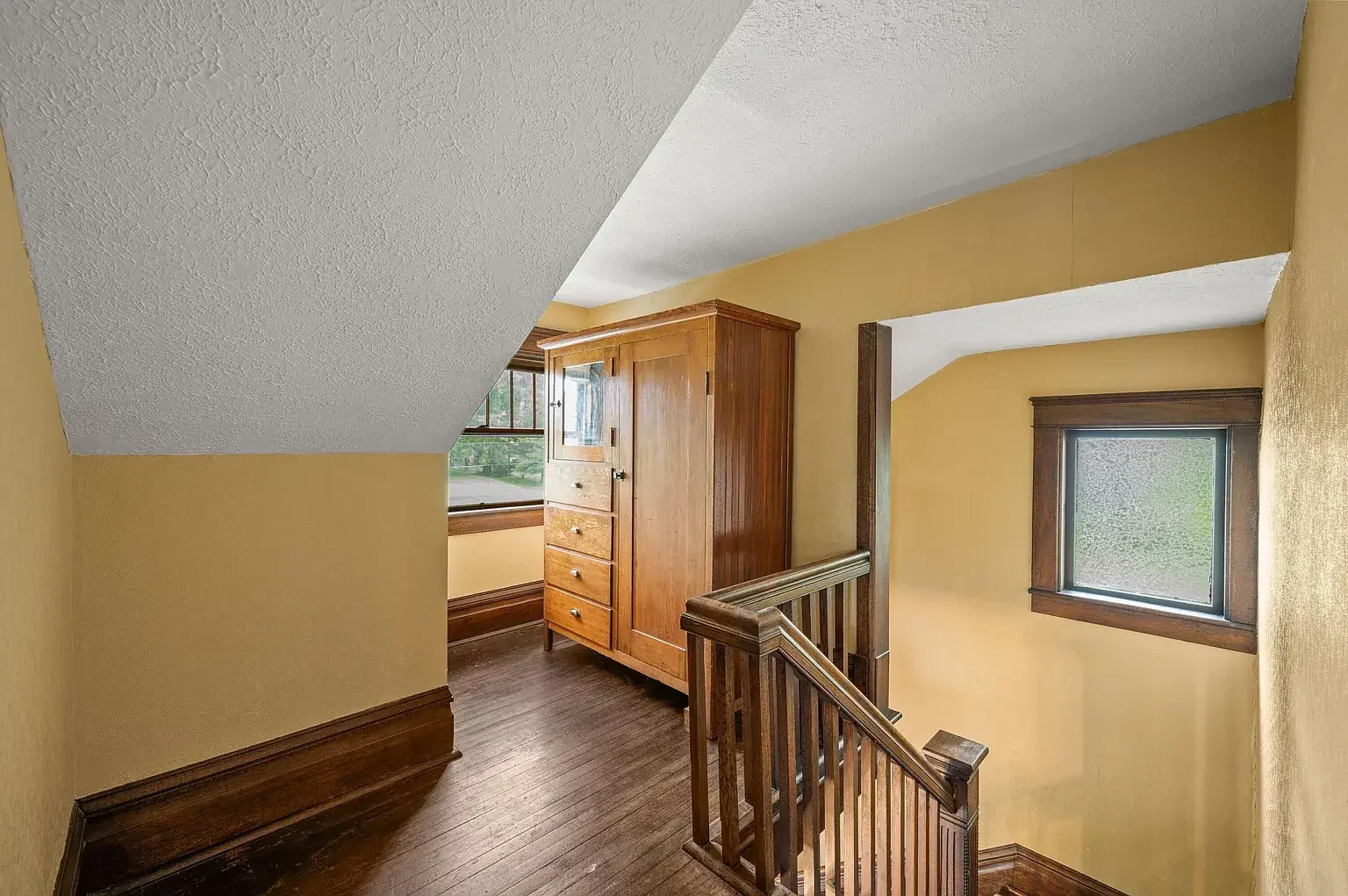 1904 Historic house Niles Michigan - 18 - stairs.webp