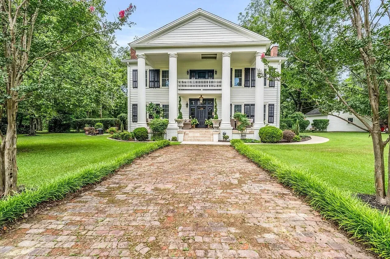 1847 Greek Revival house Aberdeen Mississippi - 1 - front view.webp