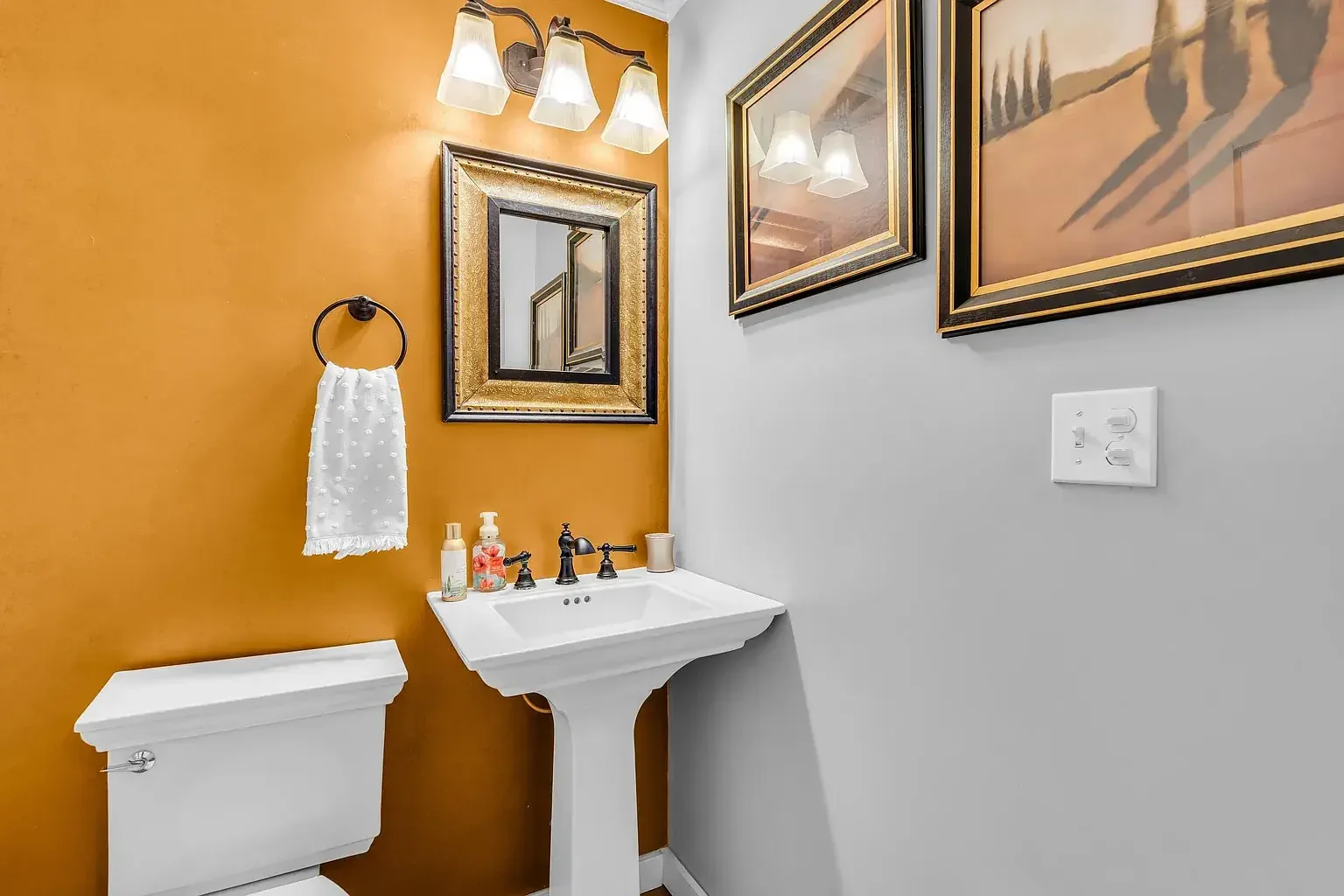 1847 Greek Revival house Aberdeen Mississippi - 14 - bathroom.webp