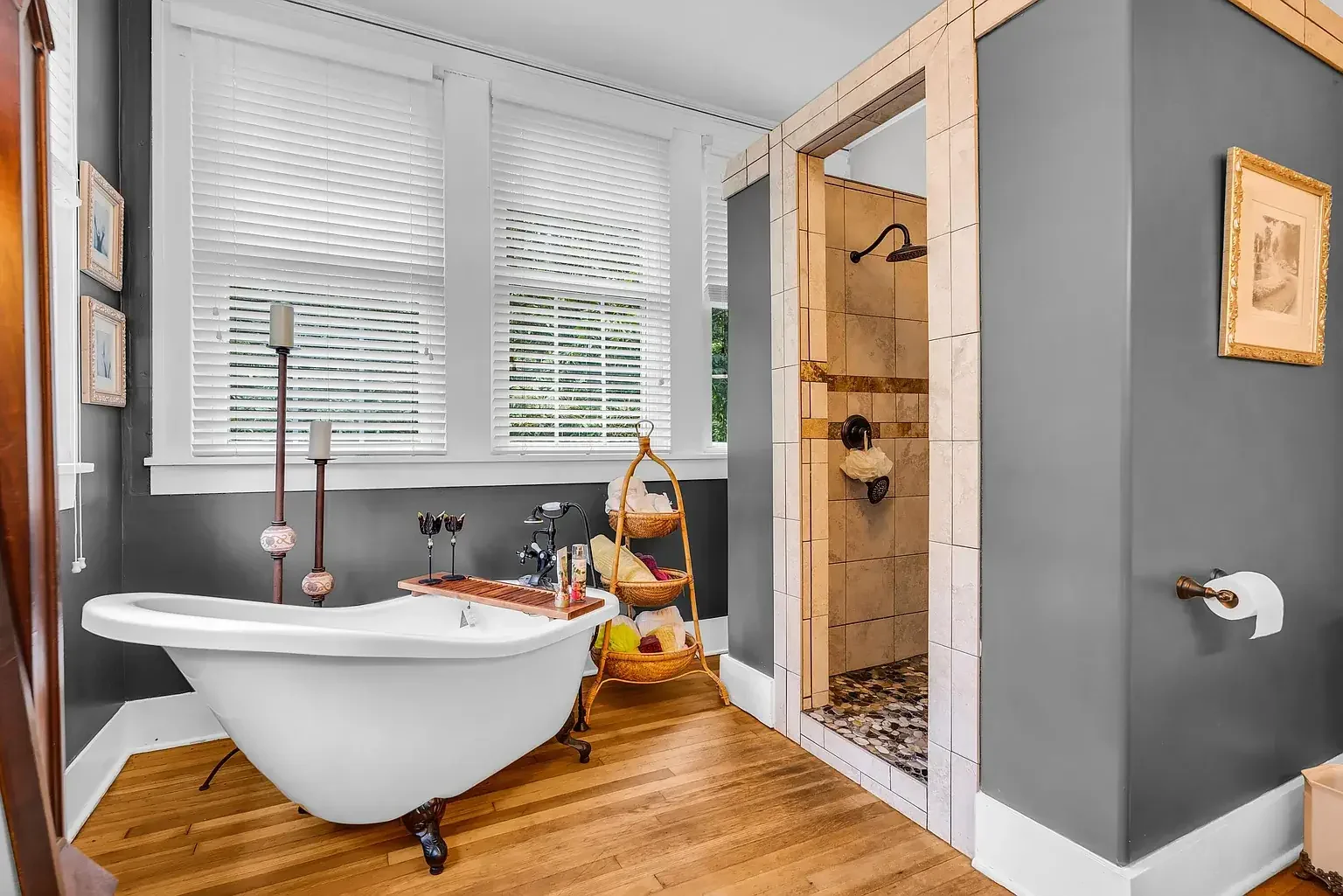 1847 Greek Revival house Aberdeen Mississippi - 25 - bathroom.webp