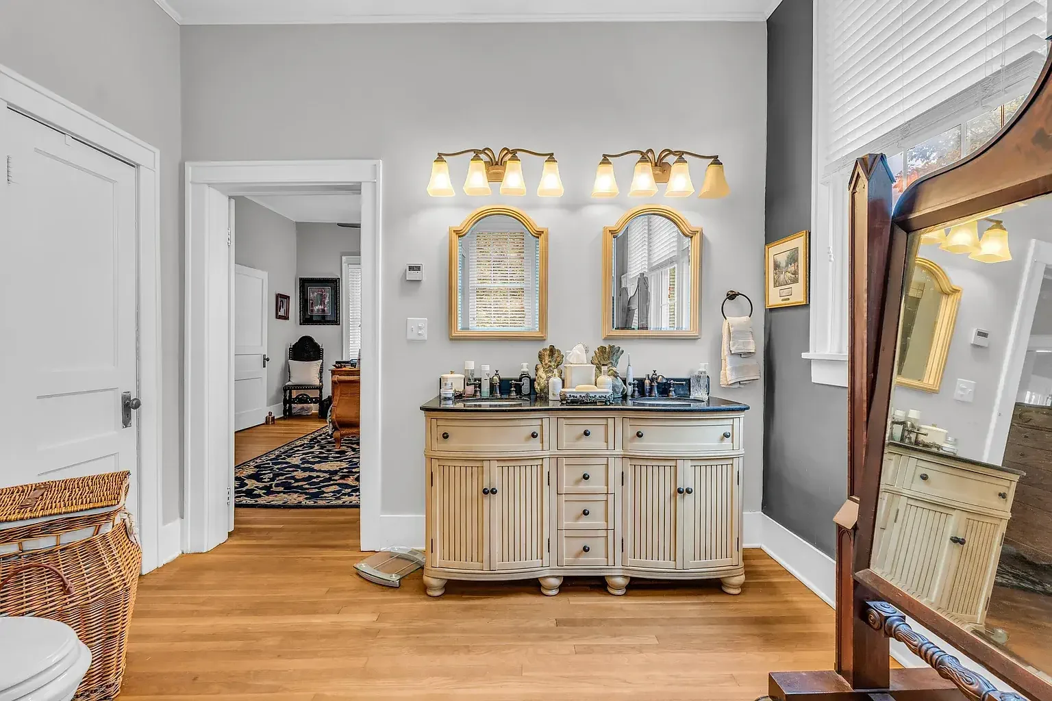 1847 Greek Revival house Aberdeen Mississippi - 26 - bathroom.webp
