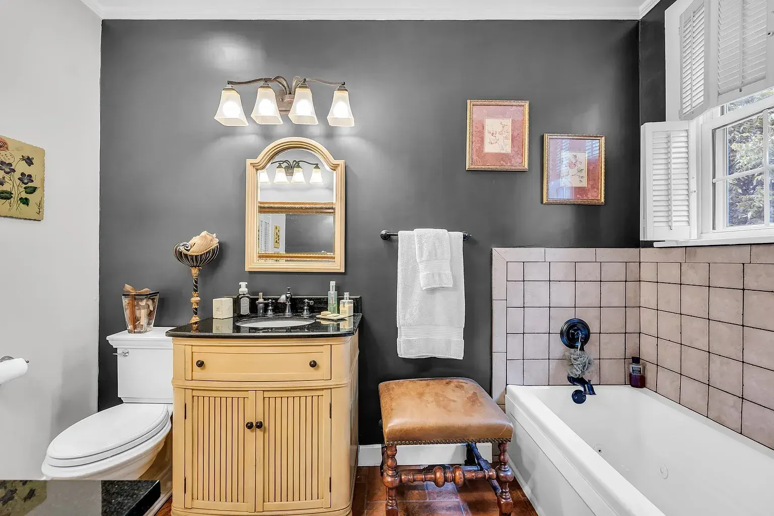 1847 Greek Revival house Aberdeen Mississippi - 31 - bathroom.webp