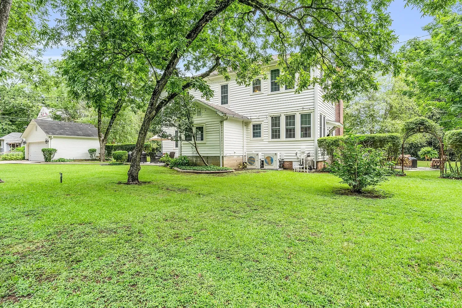1847 Greek Revival house Aberdeen Mississippi - 37 - backyard.webp