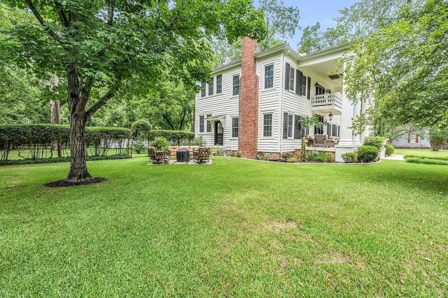 1847 Greek Revival house Aberdeen Mississippi - 41 - backyard.webp