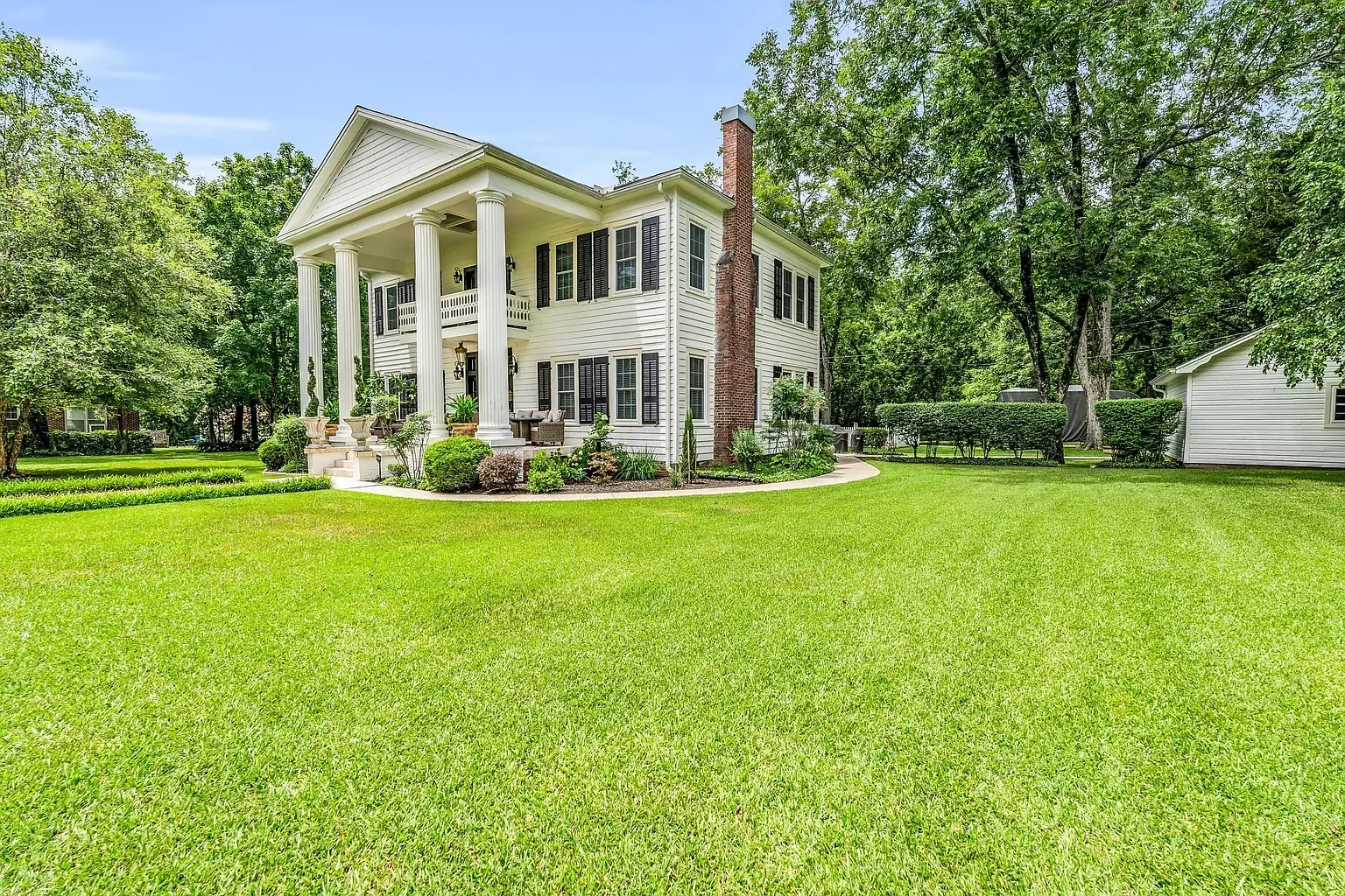 1847 Greek Revival house Aberdeen Mississippi - 42 - backyard.webp